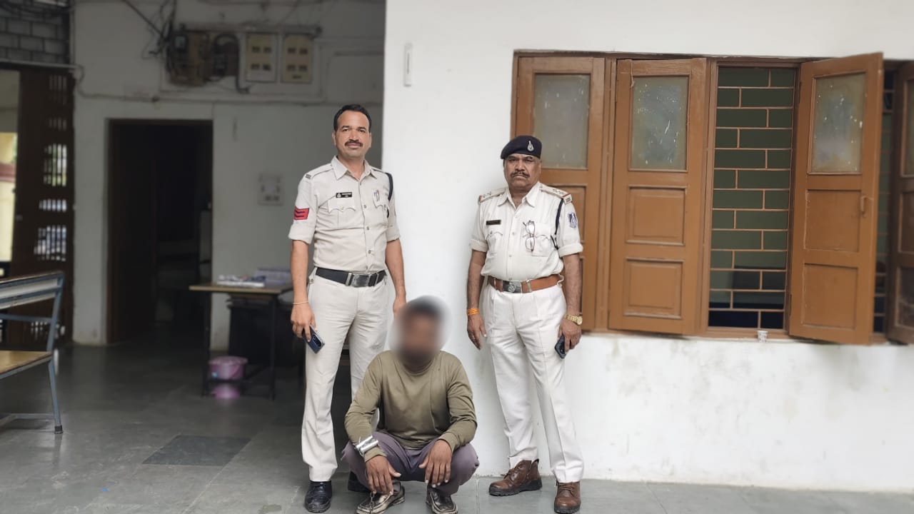 पुलिस हिरासत में आरोपी पुलिस हिरासत में आरोपी