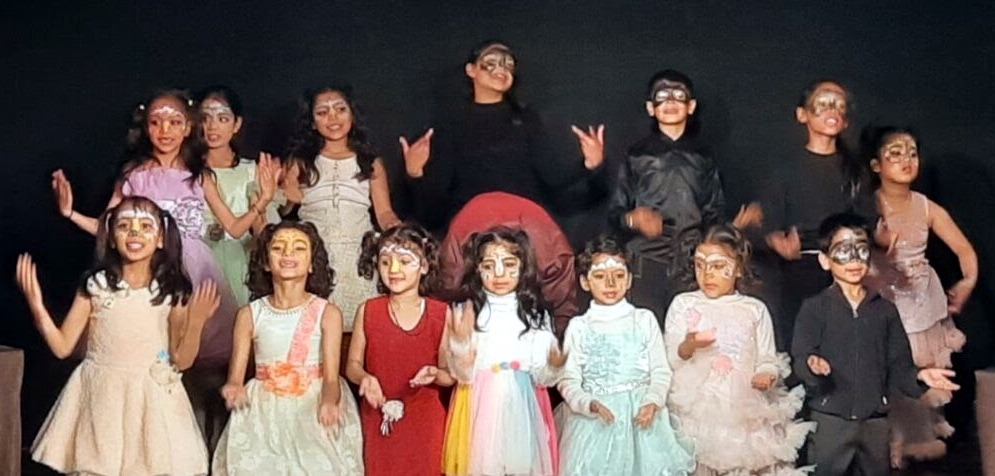 नाटक के एक दृश्य में बच्चे। नाटक के एक दृश्य में बच्चे।