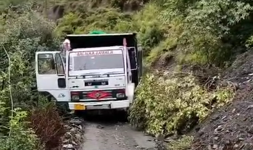 भूस्खलन में फंसा वाहन भूस्खलन में फंसा वाहन