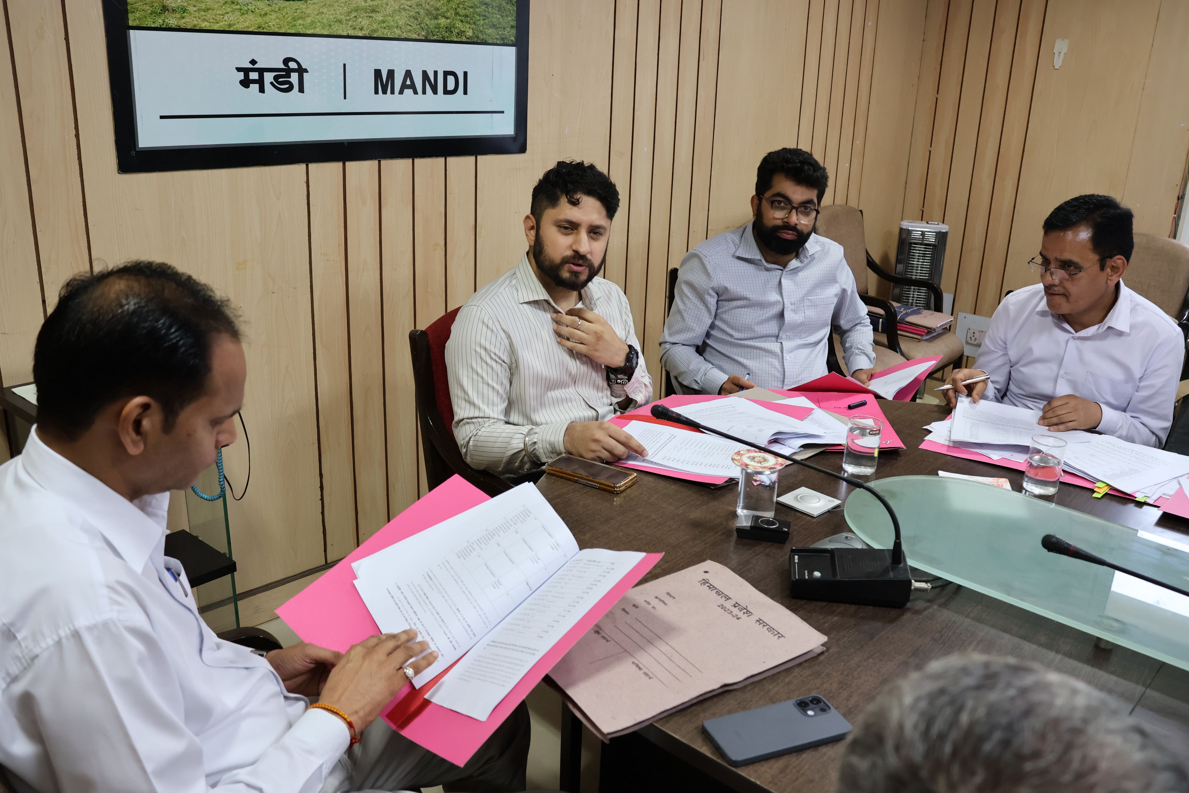 सतर्कता एवं प्रबोधन समिति की बैठक की अध्यक्षता करते हुए। सतर्कता एवं प्रबोधन समिति की बैठक की अध्यक्षता करते हुए।