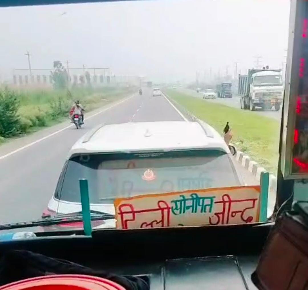 रोडवेज बस चालक को पिस्टल दिखाते हुए फॉच्र्यूनर चालक। रोडवेज बस चालक को पिस्टल दिखाते हुए फॉच्र्यूनर चालक।