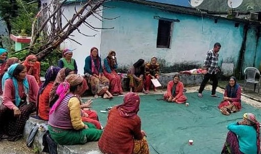 गांव में सार्वजनिक कार्यक्रमों में शराब न परोसे जाने को लेकर बैठक करती हुए महिलाएं। गांव में सार्वजनिक कार्यक्रमों में शराब न परोसे जाने को लेकर बैठक करती हुए महिलाएं।