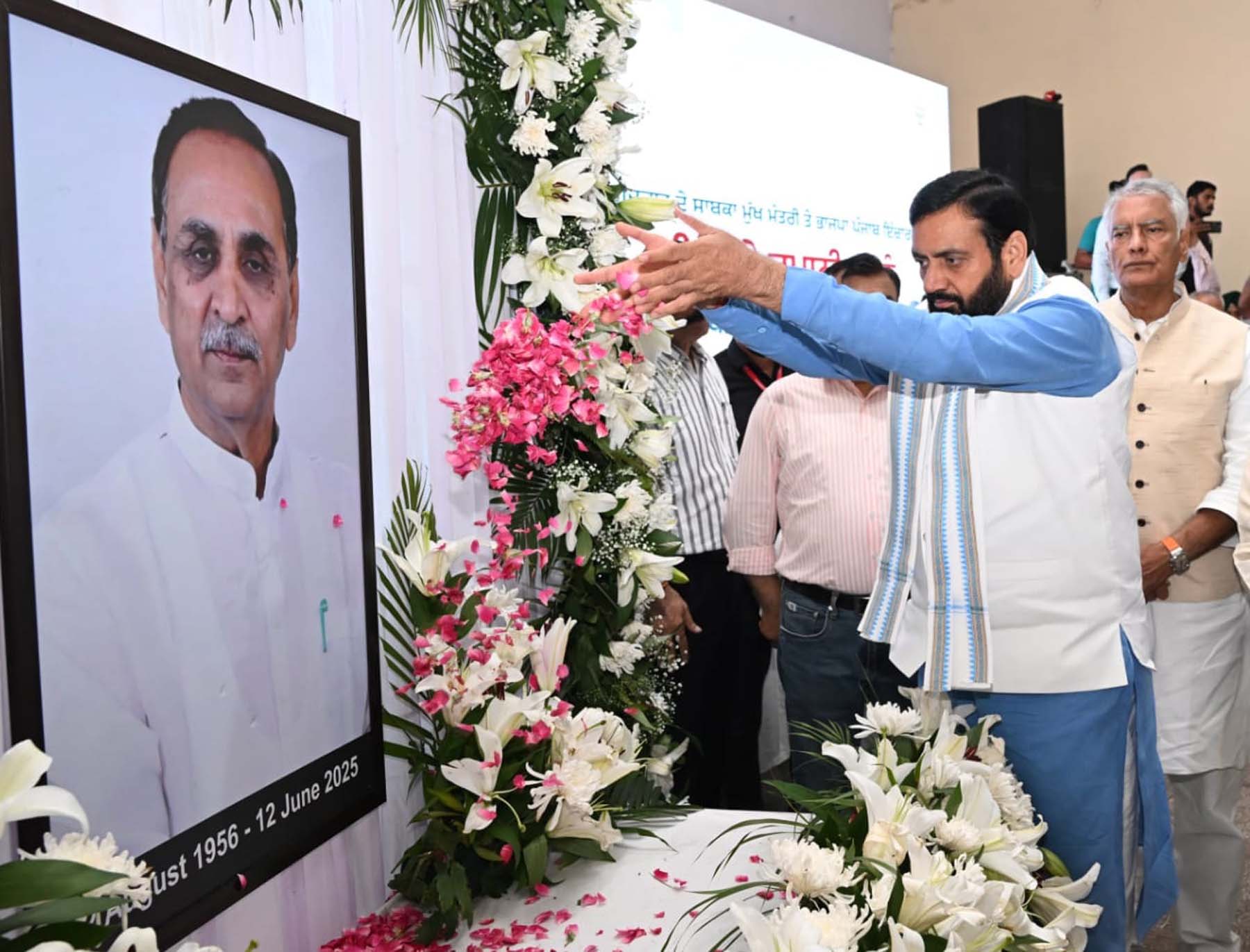 गुजरात के पूर्व सीएम विजय रूपाणी के निधन पर श्रद्धांजलि अर्पित करते हरियाणा के सीएम नायब सैनी। गुजरात के पूर्व सीएम विजय रूपाणी के निधन पर श्रद्धांजलि अर्पित करते हरियाणा के सीएम नायब सैनी।