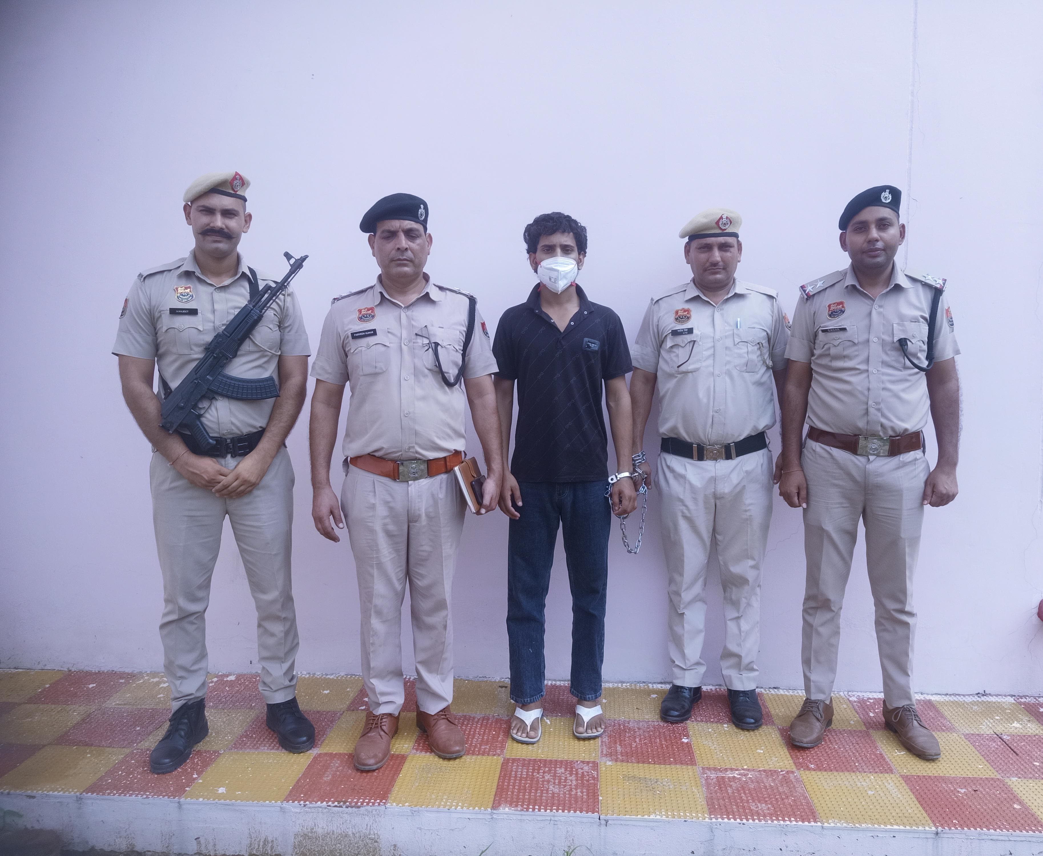 पत्रकार की हत्या के आरोप में पकड़ा गया अंकित पुलिस हिरासत में। पत्रकार की हत्या के आरोप में पकड़ा गया अंकित पुलिस हिरासत में।