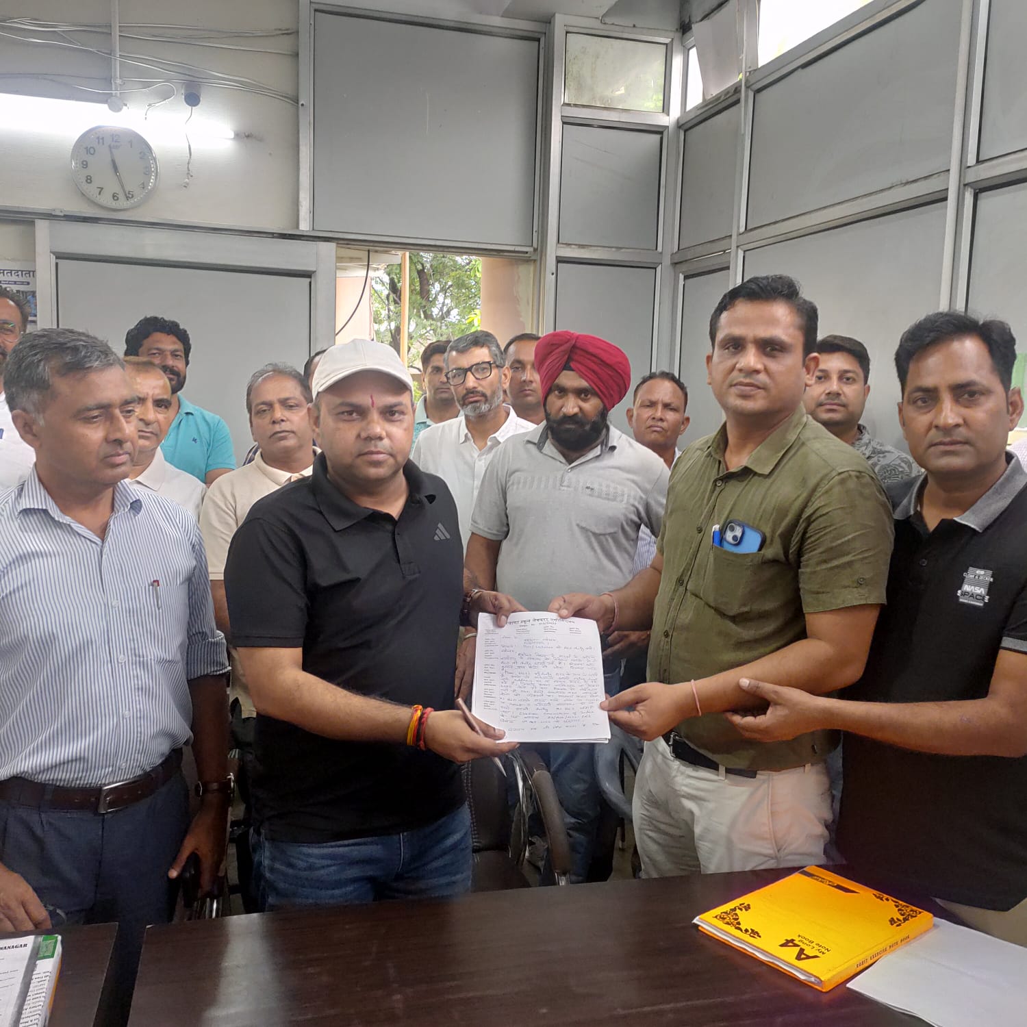 ज्ञापन देते हुए अध्यापक संघ ज्ञापन देते हुए अध्यापक संघ