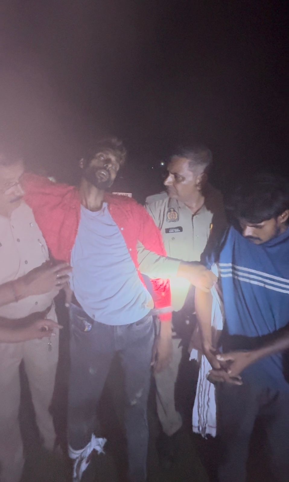 मुठभेड़ के बाद घायल बदमाश को पकड़ती पुलिस टीम