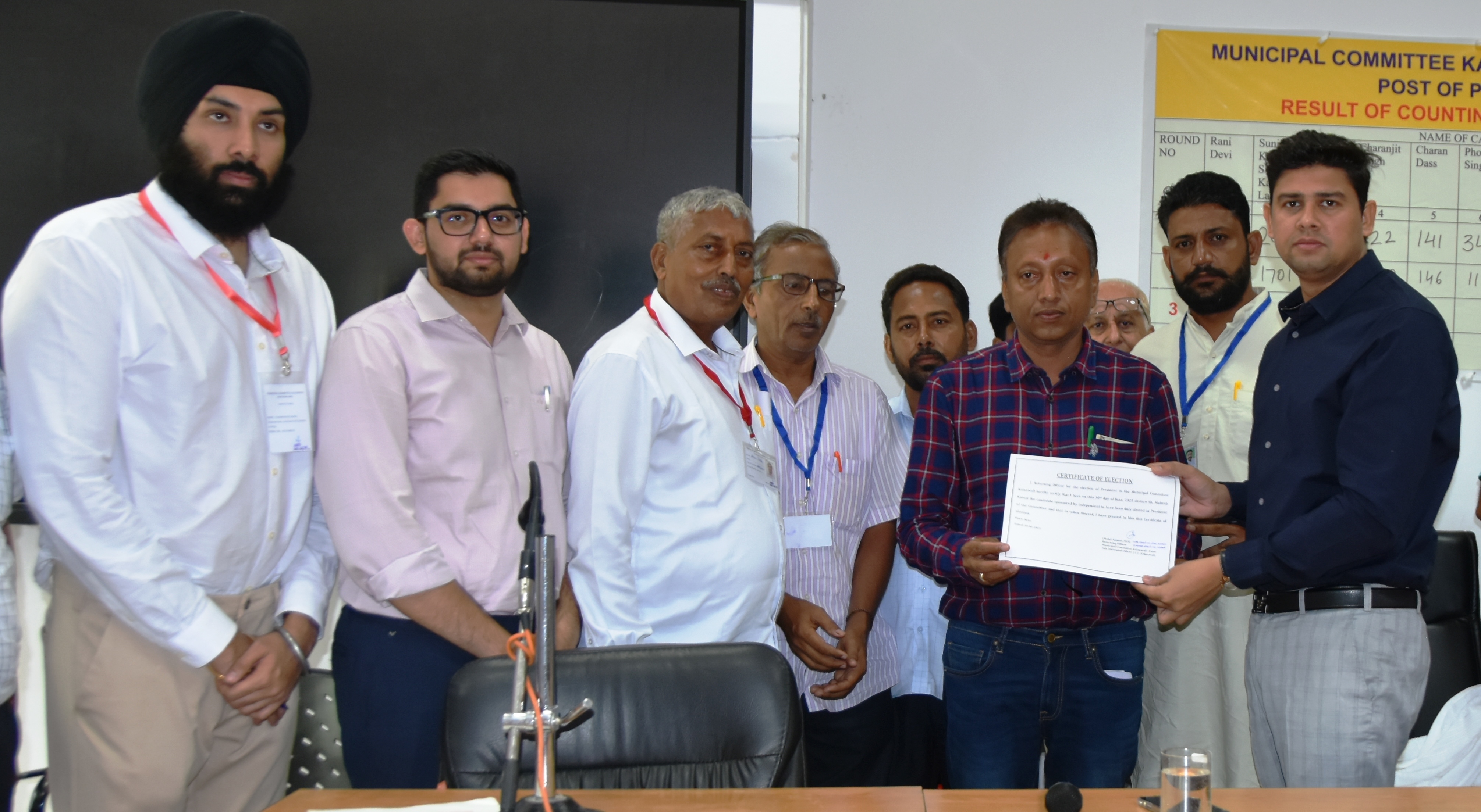विजयी उम्मीदवारों को प्रमाण पत्र सौंपते रिटर्निंग अधिकारी मोहित कुमार। विजयी उम्मीदवारों को प्रमाण पत्र सौंपते रिटर्निंग अधिकारी मोहित कुमार।