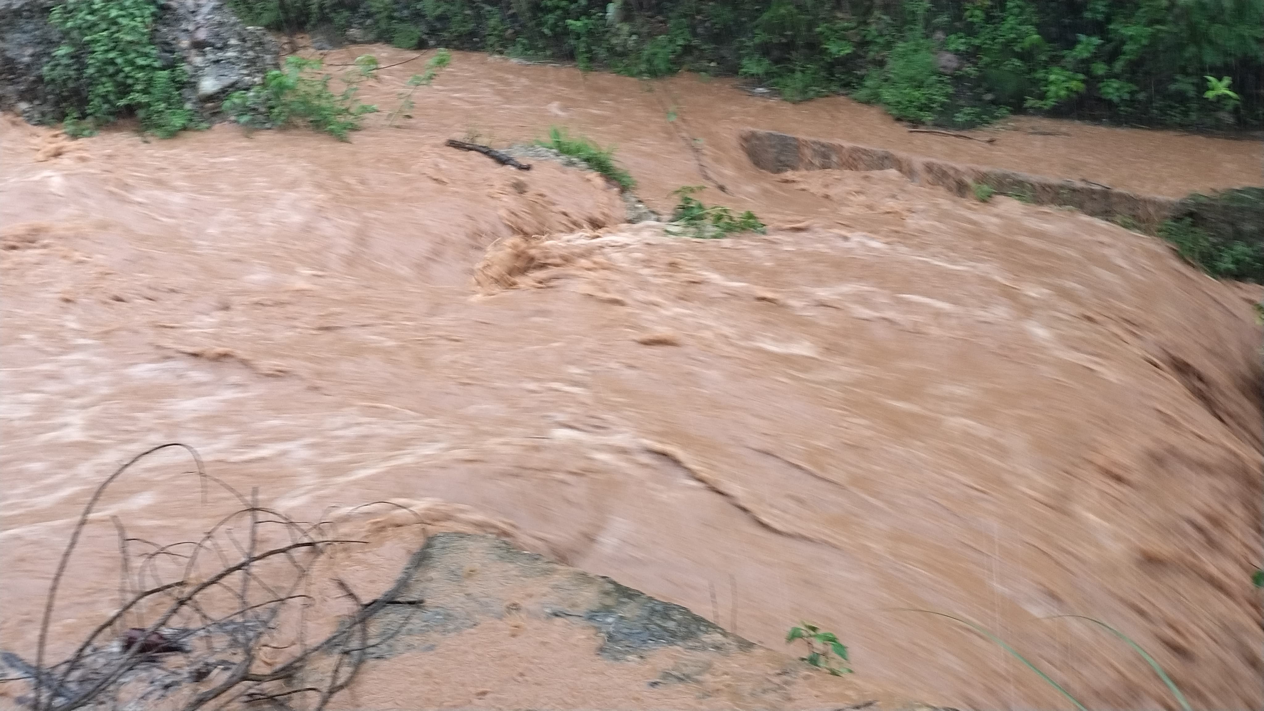 लडभड़ोल में दरकती पहाड़ी एवं सड़क पर आया सैलाब। लडभड़ोल में दरकती पहाड़ी एवं सड़क पर आया सैलाब।