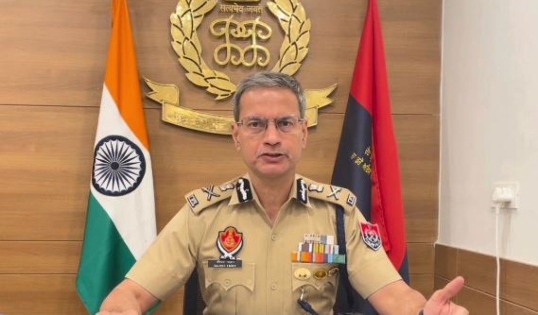 पंजाब पुलिस महानिदेशक गौरव यादव जानकारी देते हुए।