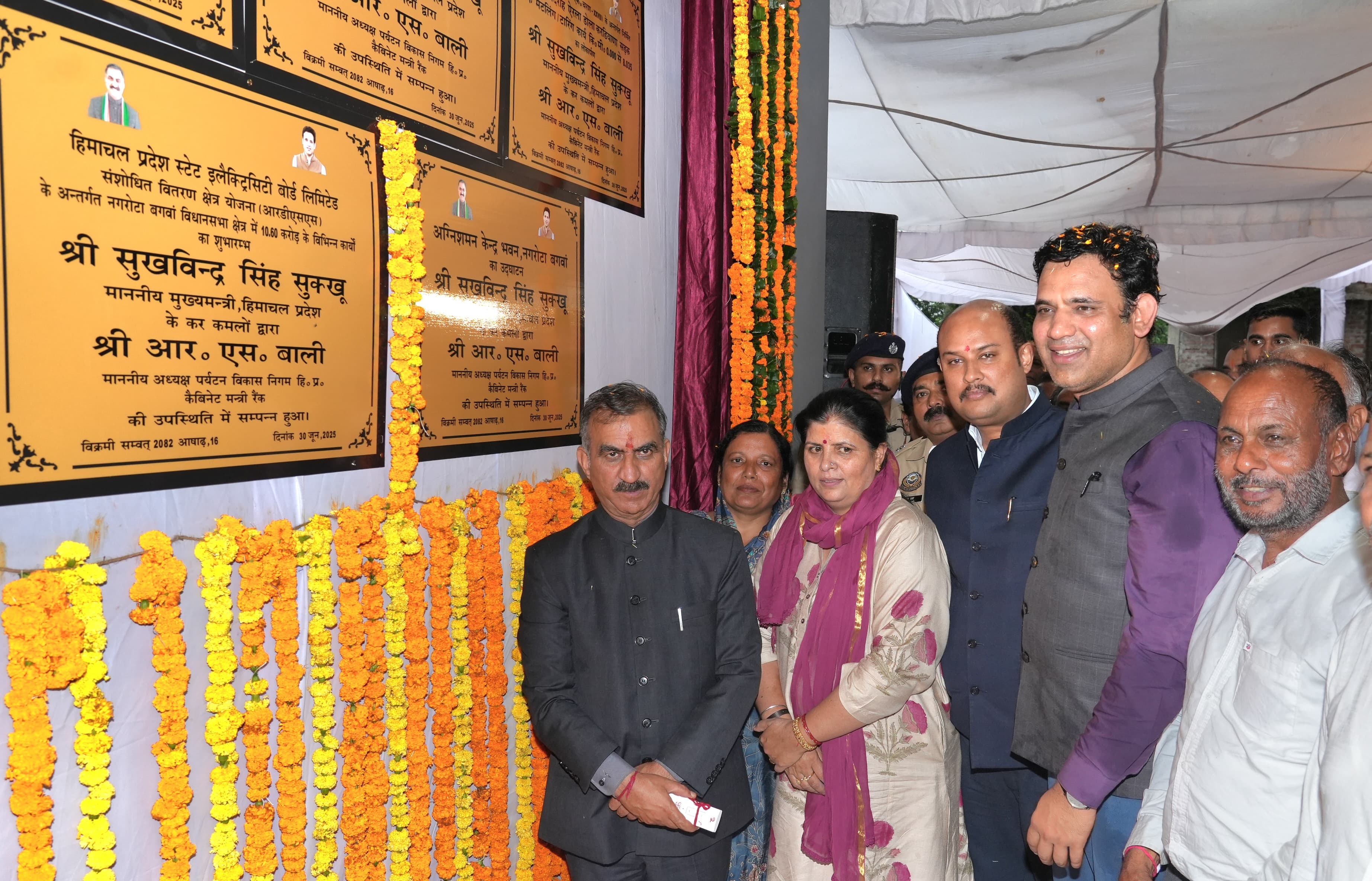 मुख्यमंत्री नगरोटा बगवां में विकास परियोजनाओं का शुभारंभ करते हुए।