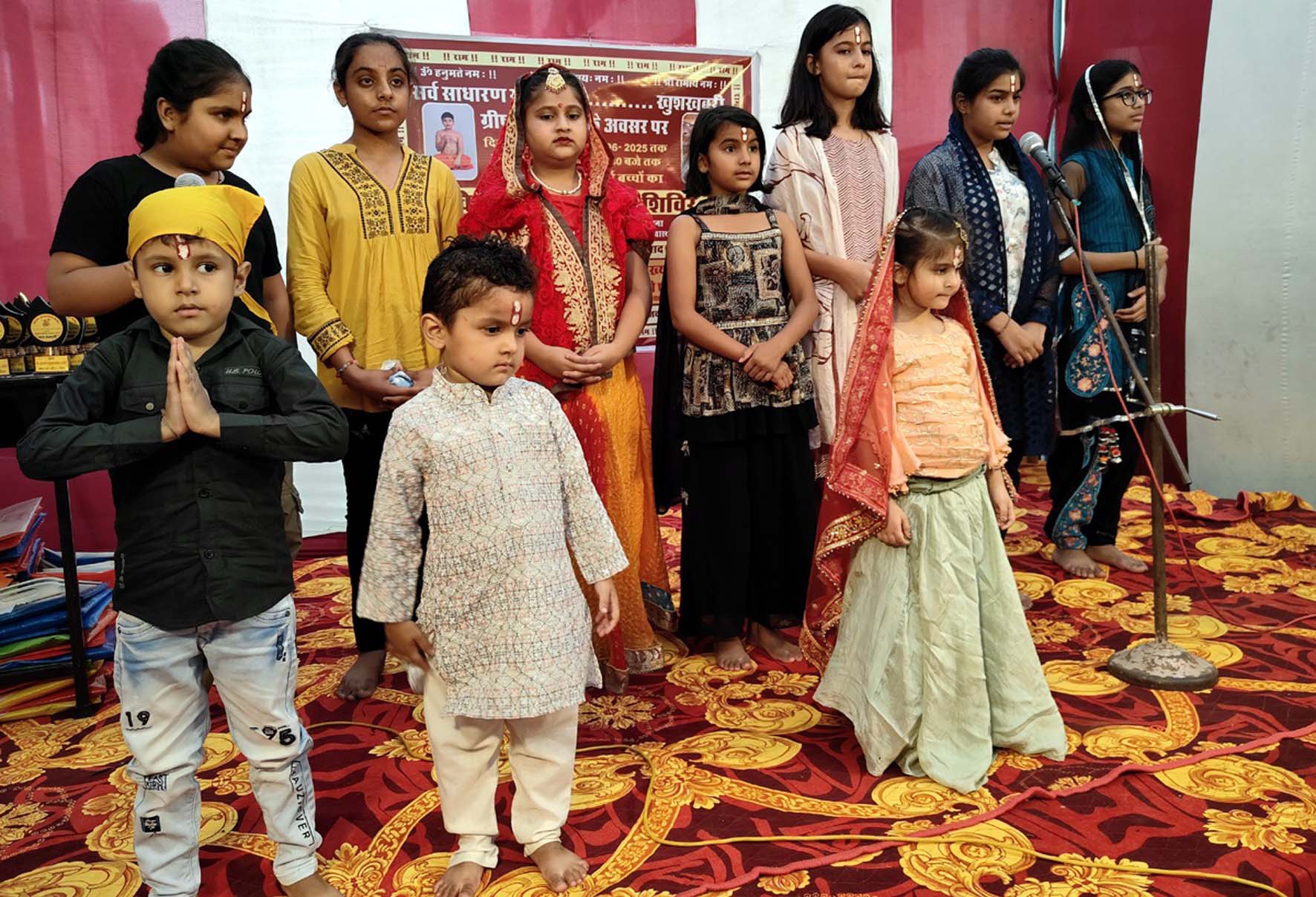 हनुमान मंदिर में आयोजित आध्यात्मिक शिविर में प्रस्तुति देते बच्चे। हनुमान मंदिर में आयोजित आध्यात्मिक शिविर में प्रस्तुति देते बच्चे।