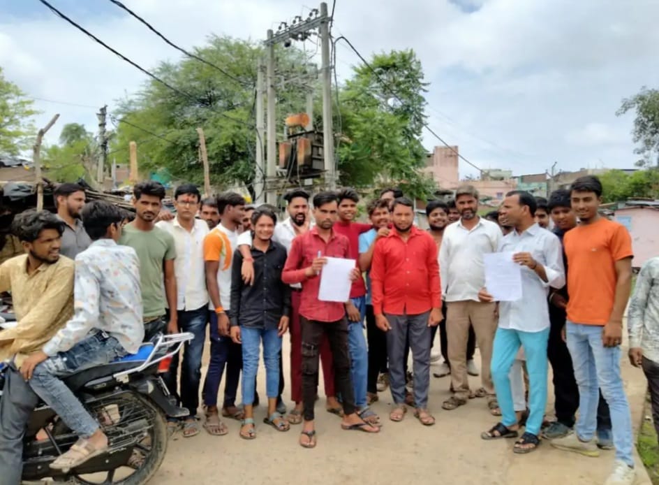 समस्याओं को लेकर रहवासियों ने किया प्रदर्शन समस्याओं को लेकर रहवासियों ने किया प्रदर्शन