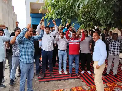 आरोपियों की गिरफ्तारी के लिए प्रदर्शन करते कर्मचारी। आरोपियों की गिरफ्तारी के लिए प्रदर्शन करते कर्मचारी।