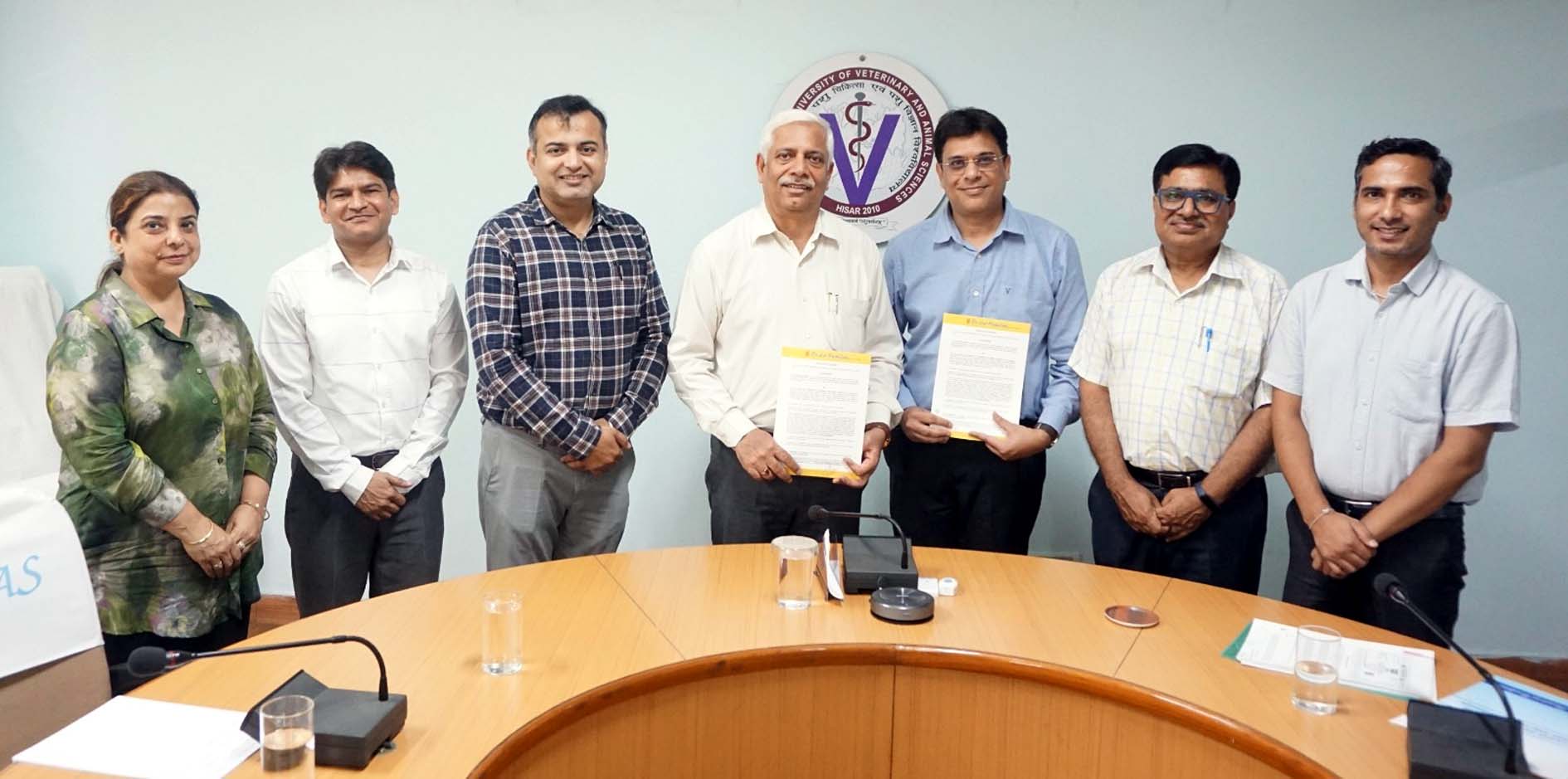 एमओयू का आदान प्रदान करते लुवास व लाल पैथ लैब के अ​धिकारी।