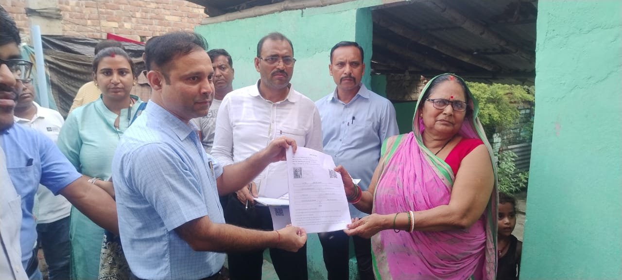 पत्र सौंपते जिलाधिकारी