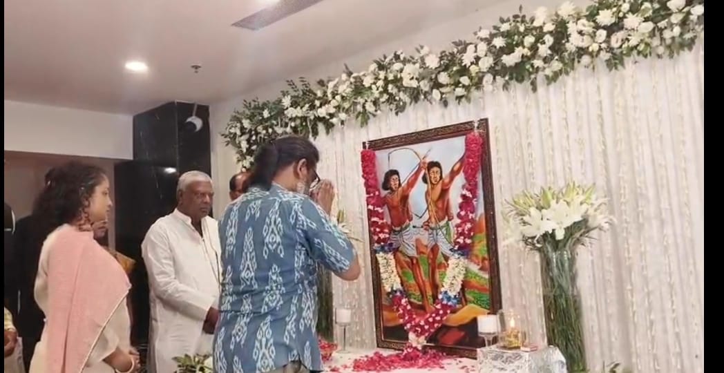 मुख्यमंत्री सहित अन्य श्रद्धांजलि देते हुए मुख्यमंत्री सहित अन्य श्रद्धांजलि देते हुए
