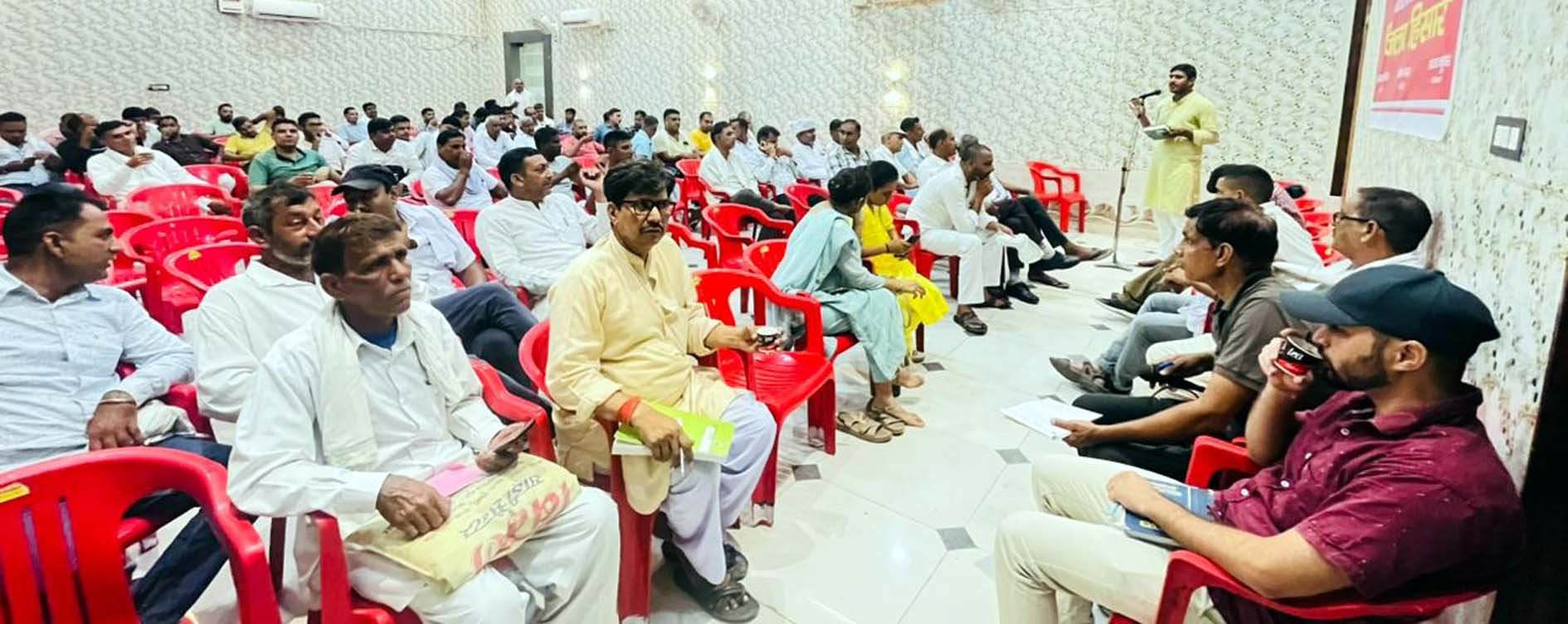 जिला स्तरीय कन्वेंशन को संबोधित करते यूनियन पदाधिकारी।