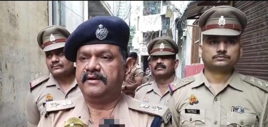 घटना के संबंध में जानकारी देते डीसीपी घटना के संबंध में जानकारी देते डीसीपी