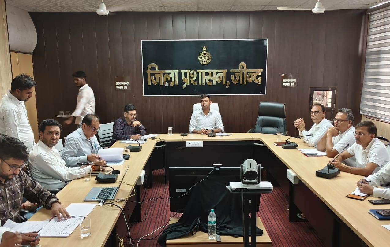 सड़क सुरक्षा, सुरक्षित स्कूल वाहन पॉलिसी की बैठक लेते हुए एडीसी विवेक आर्य। सड़क सुरक्षा, सुरक्षित स्कूल वाहन पॉलिसी की बैठक लेते हुए एडीसी विवेक आर्य।
