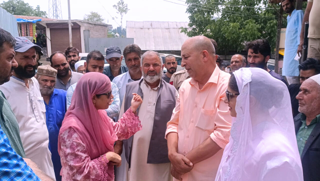 जदयू नेता ने बारामुला के ग्रामीण क्षेत्रों का दौरा किया, जनता की समस्याएं सुनीं, विकास कार्यों का लिया जायजा