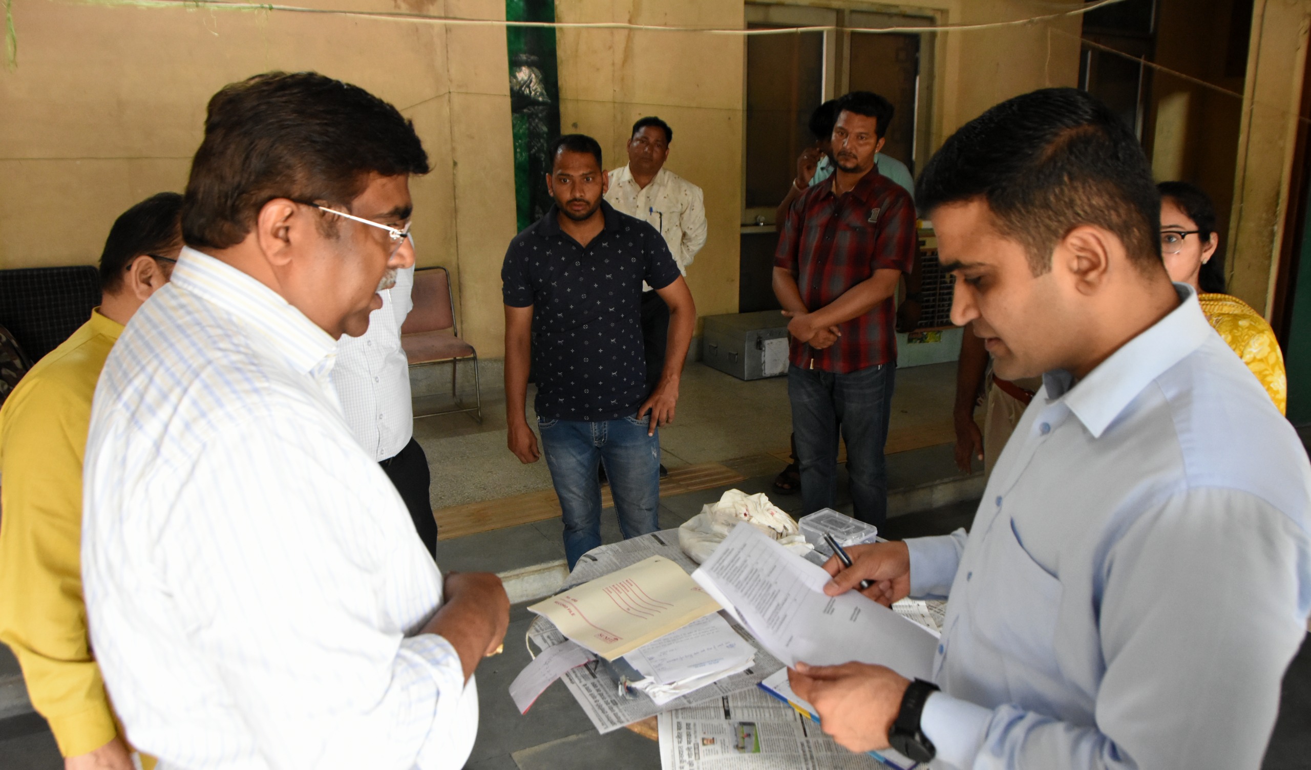 ईवीएम वेयरहाउस का निरीक्षण करते हुए हरियाणा के मुख्य निर्वाचन अधिकारी ए. श्रीनिवास; साथ में जिला निर्वाचन अधिकारी एवं उपायुक्त विक्रम सिंह। ईवीएम वेयरहाउस का निरीक्षण करते हुए हरियाणा के मुख्य निर्वाचन अधिकारी ए. श्रीनिवास; साथ में जिला निर्वाचन अधिकारी एवं उपायुक्त विक्रम सिंह।