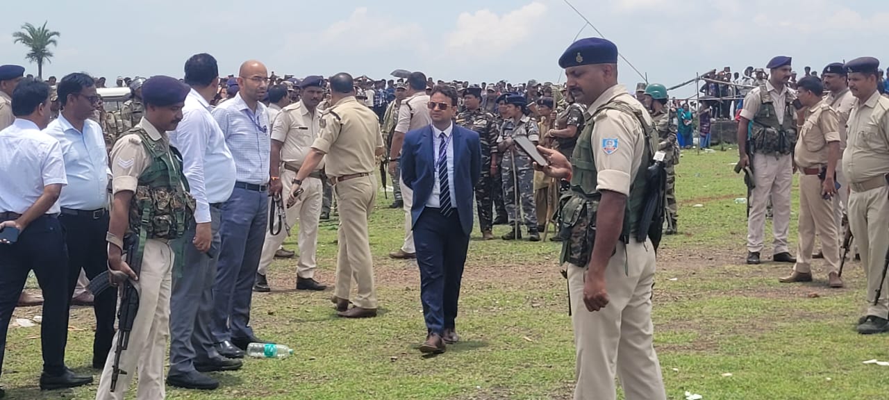 डीसी सहित अन्य अधिकारी डीसी सहित अन्य अधिकारी