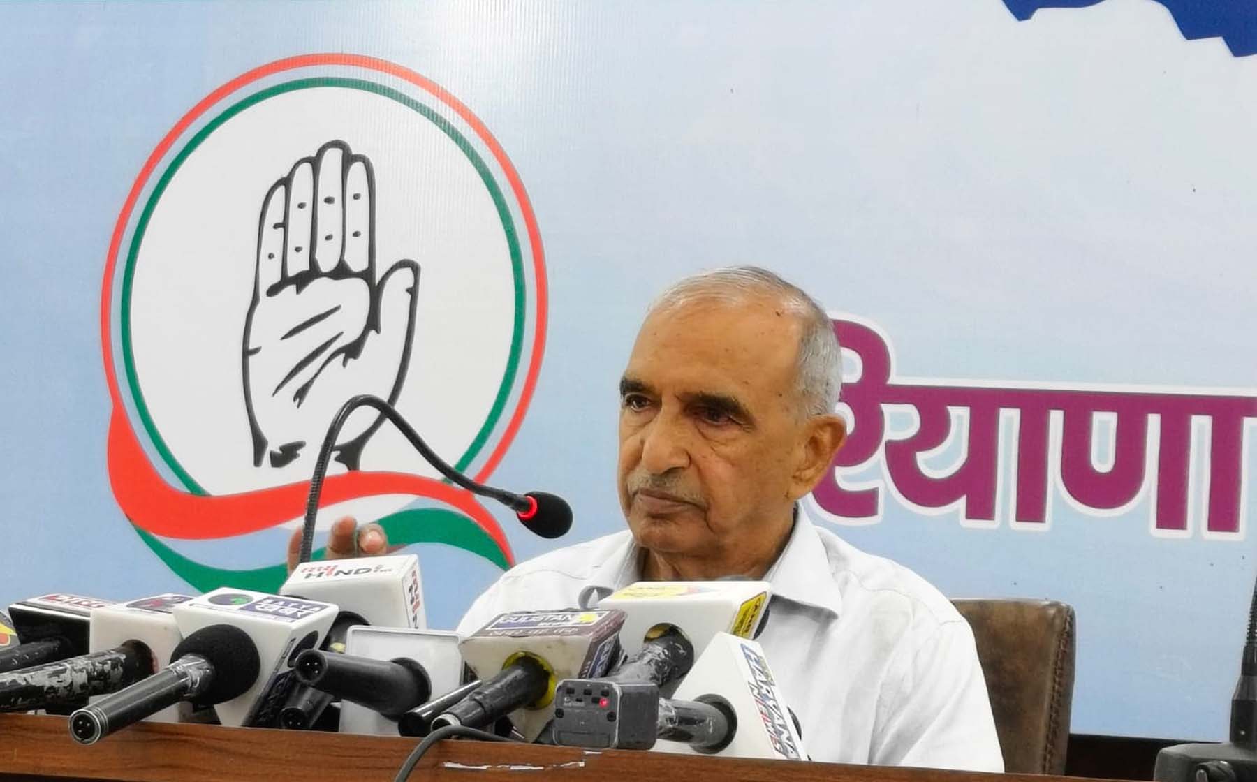 कांग्रेस मुख्यालय में पत्रकारों से बातचीत करते कांग्रेस के वरिष्ठ नेता संपत सिंह। कांग्रेस मुख्यालय में पत्रकारों से बातचीत करते कांग्रेस के वरिष्ठ नेता संपत सिंह।