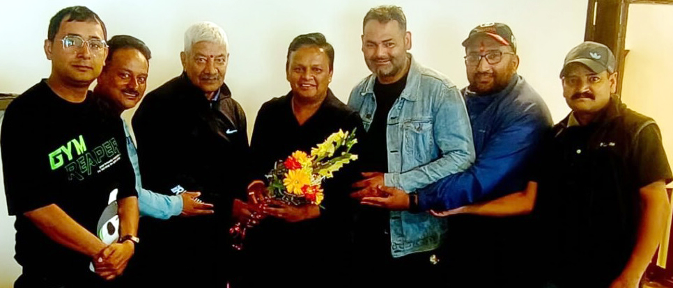 उत्तराखंड ओलंपिक संघ के उपाध्यक्ष का अभिनंदन करते साह चौधरी समाज के सदस्य।