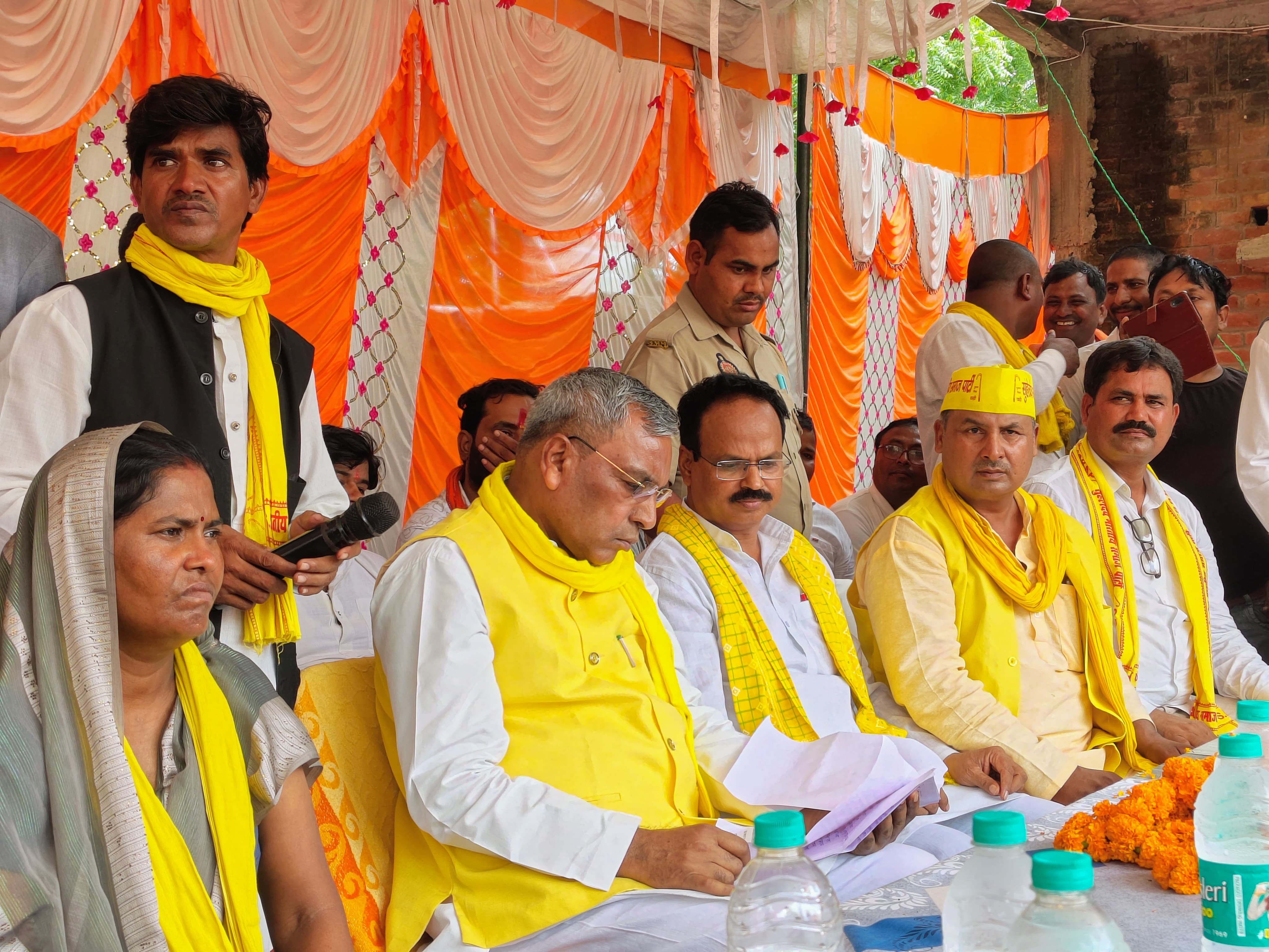 ओम प्रकाश राजभर सभा को संबोधित करते हुए मंच पर ओम प्रकाश राजभर सभा को संबोधित करते हुए मंच पर