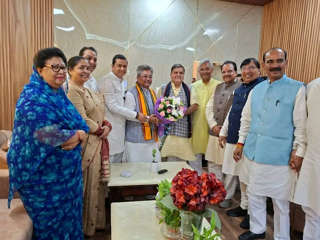 नामांकन करते महेंद्र भट्ट नामांकन करते महेंद्र भट्ट