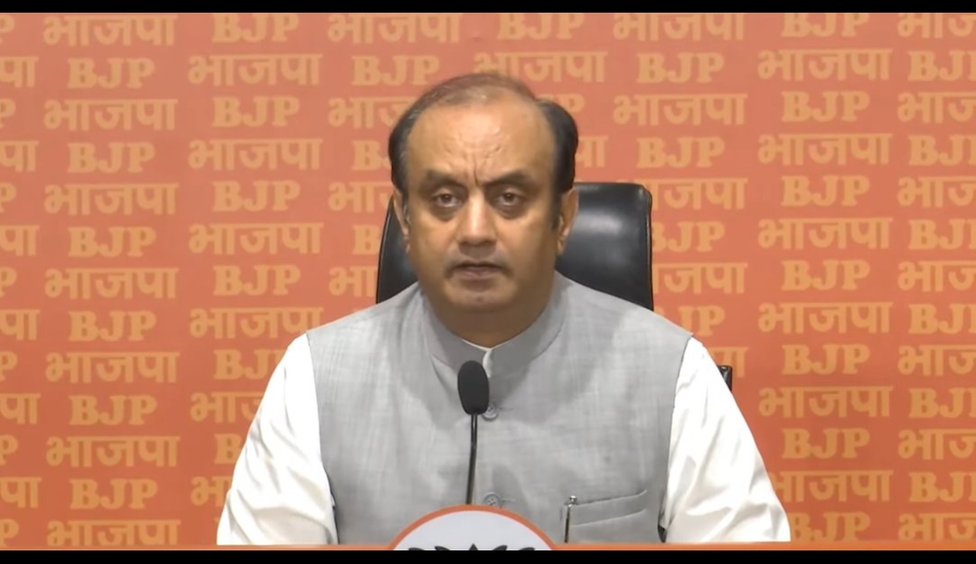 भाजपा प्रवक्ता सुधांशु त्रिवेदी प्रेसवार्ता को संबोधित करते हुए