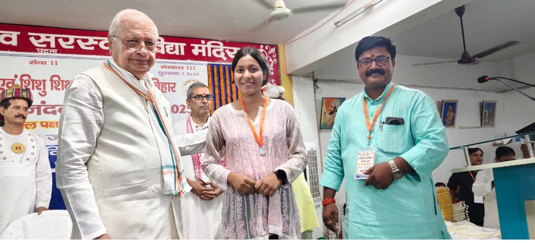 छात्रा को सम्मानित करते राज्यपाल