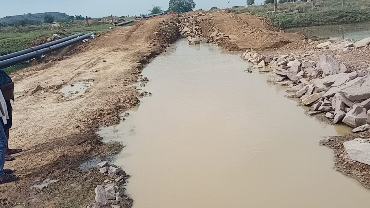 इसी गढ्ढे में डूबने से हुई मासूमों की मौत।