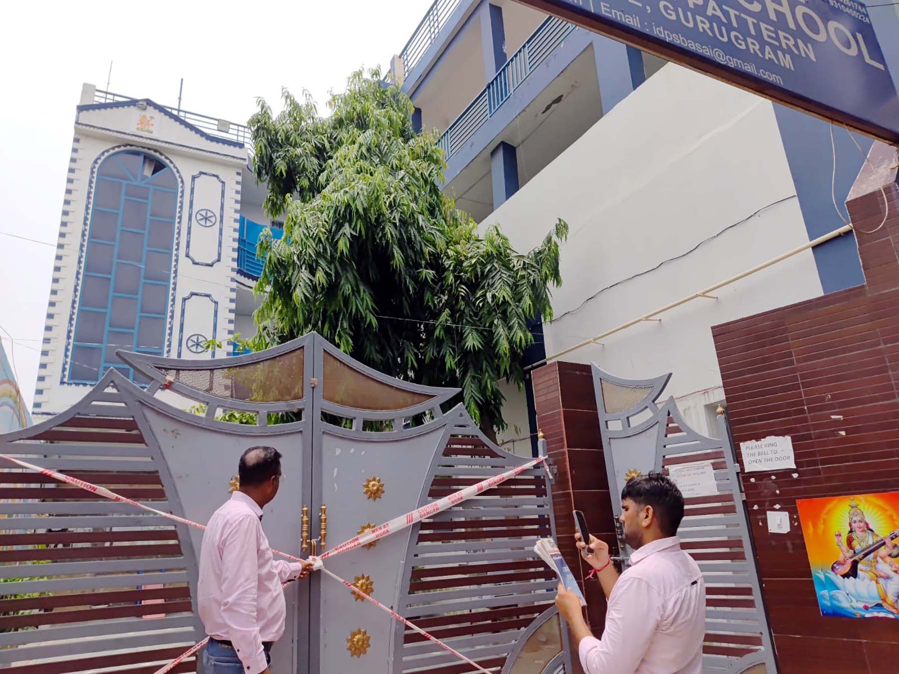 गुरुग्राम के बसई एन्क्लेव में इंटरनेशनल दिल्ली पब्लिक स्कूल को सील करते निगम के कर्मचारी। गुरुग्राम के बसई एन्क्लेव में इंटरनेशनल दिल्ली पब्लिक स्कूल को सील करते निगम के कर्मचारी।