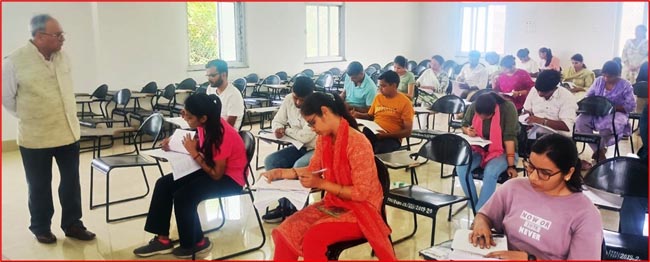 निरीक्षण करते कुलपति निरीक्षण करते कुलपति