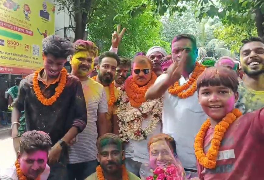 समर्थकों के साथ गुनेश्वर मंडल समर्थकों के साथ गुनेश्वर मंडल