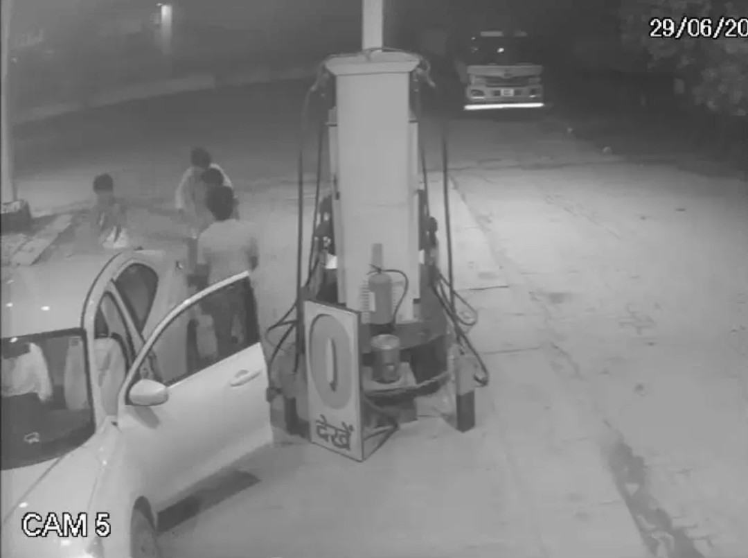 सीसीटीवी कैमरे में कैद पेट्रोल पंप कर्मी पर पिस्तौल ताने हुए कार सवार बदमाश।