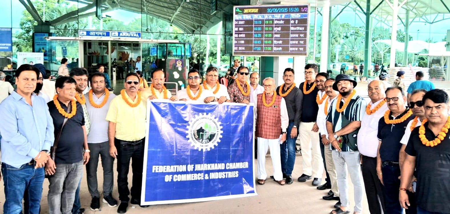 एयरपोर्ट पर चेंबर के प्रतिनिधिमंडल की तस्वीर एयरपोर्ट पर चेंबर के प्रतिनिधिमंडल की तस्वीर