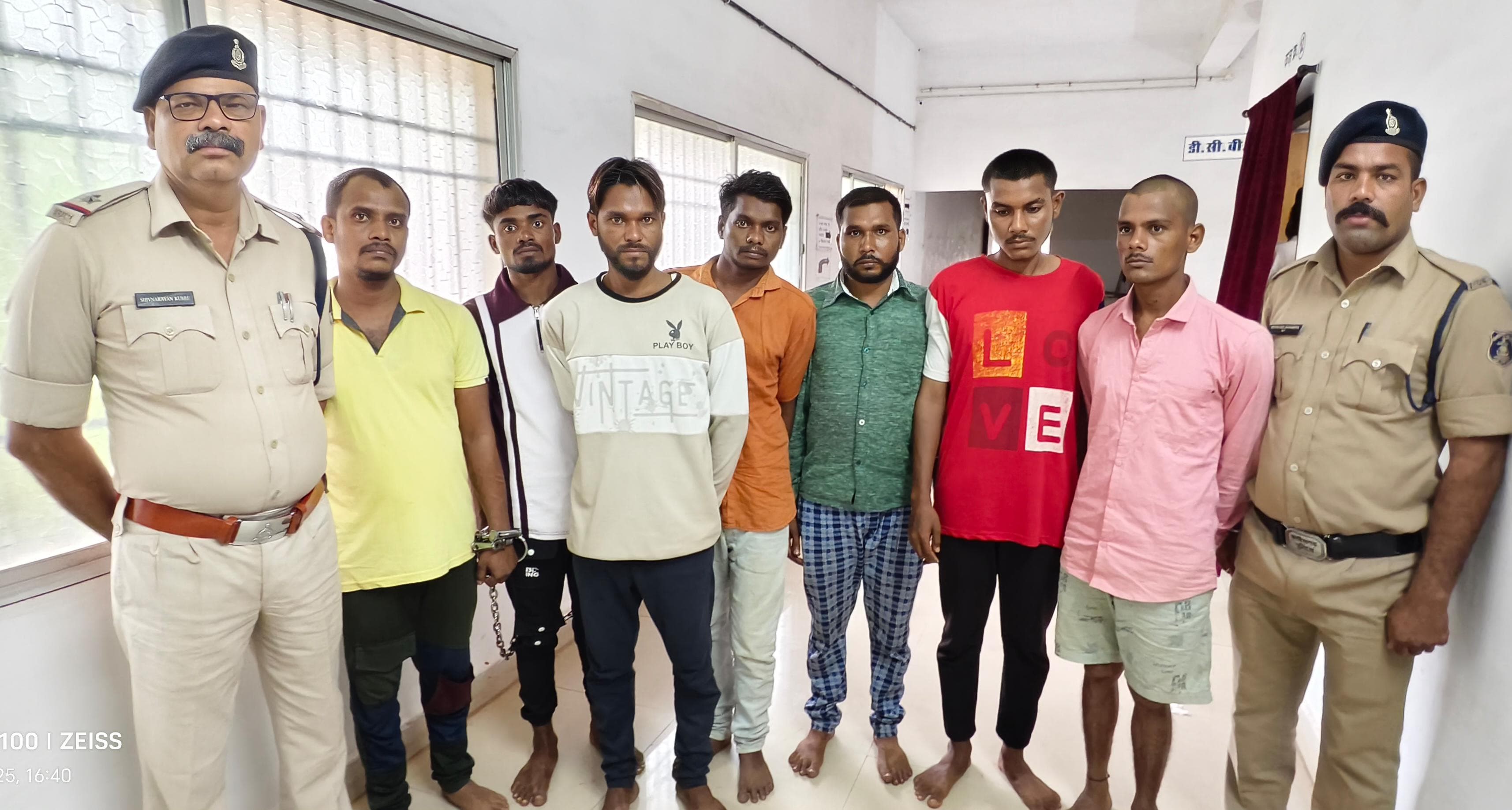 पुलिस के साथ गिरफ्तार सभी आरोपित। पुलिस के साथ गिरफ्तार सभी आरोपित।