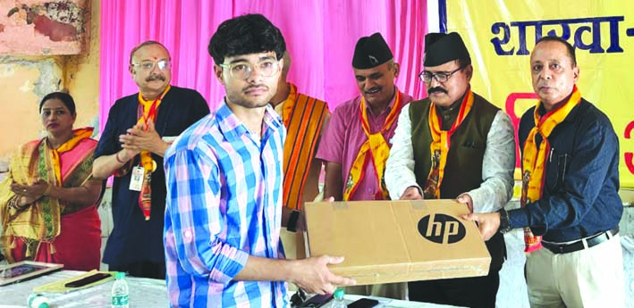 अधिवेशन में छात्र को सम्मानित करते हुए अधिवेशन में छात्र को सम्मानित करते हुए