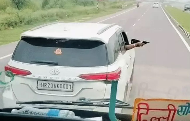 सोनीपत: रोडवेज बस के आगे हवा में पिस्तौल लहराते ड्राइवर। सोनीपत: रोडवेज बस के आगे हवा में पिस्तौल लहराते ड्राइवर।