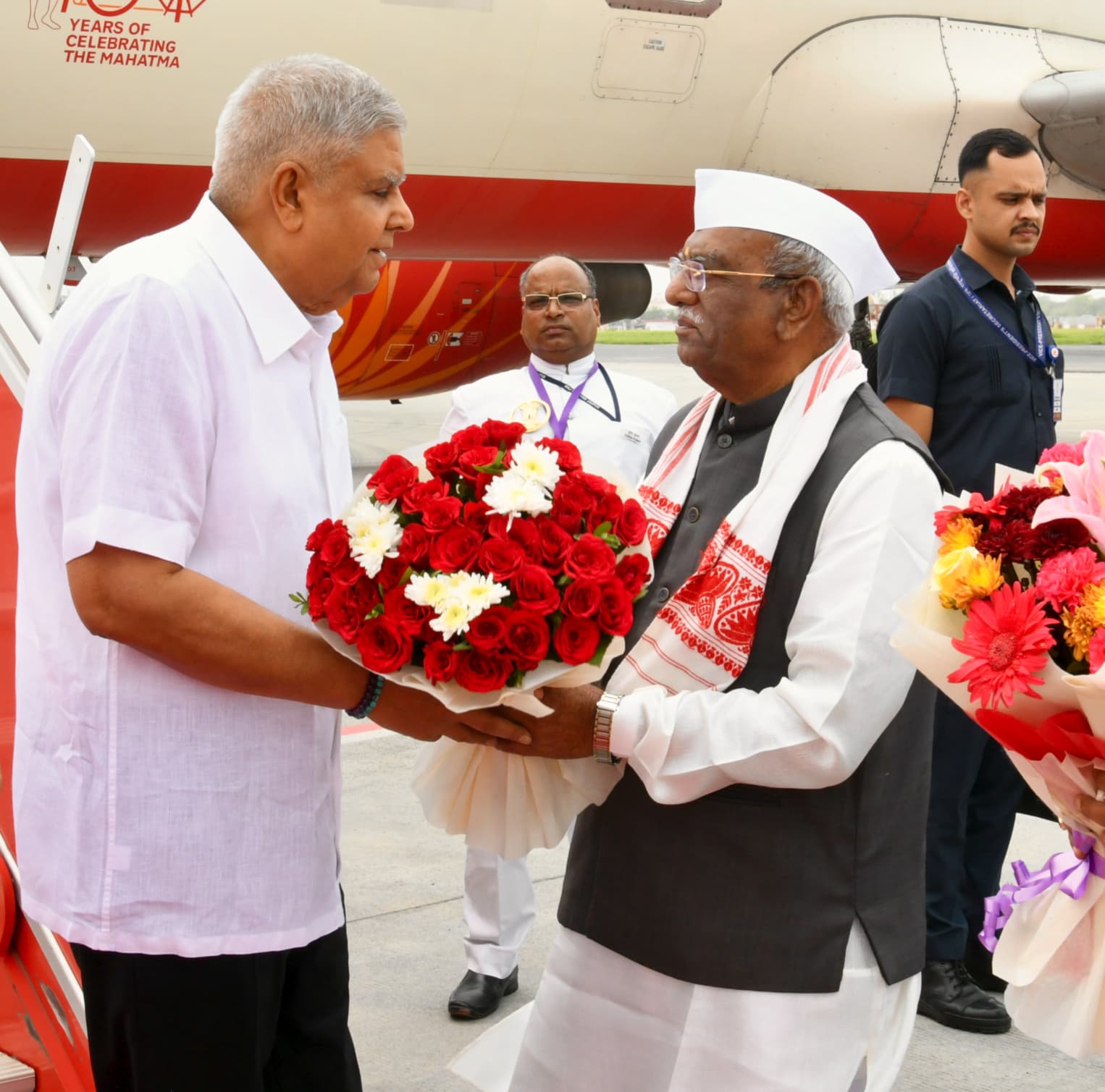 राज्यपाल बागडे ने उपराष्ट्रपति की अगवानी की, पुष्पगुच्छ भेंट कर किया स्वागत