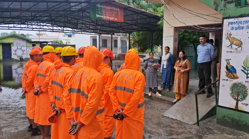 देहरादून जनपद के डोईवाला से राहत बचाव के लिए तैयार टीम। देहरादून जनपद के डोईवाला से राहत बचाव के लिए तैयार टीम।