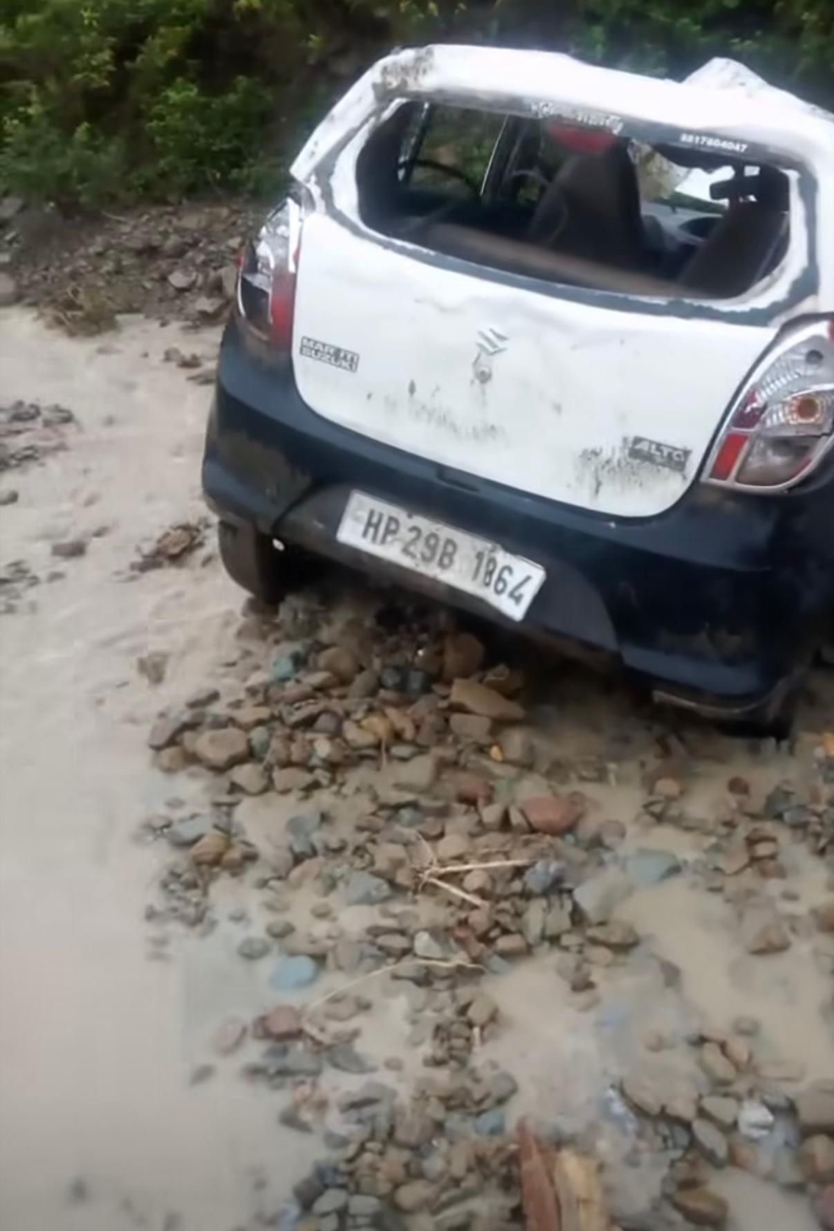 दुर्घटनाग्रस्त कार । दुर्घटनाग्रस्त कार ।
