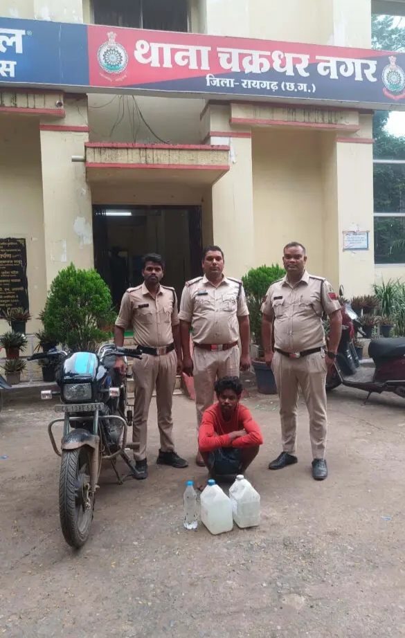 पुलिस के गिरफ्त में आरोपी पुलिस के गिरफ्त में आरोपी