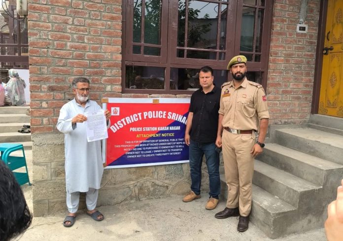 श्रीनगर पुलिस ने 50 लाख रुपये की आवासीय संपत्ति कुर्क की श्रीनगर पुलिस ने 50 लाख रुपये की आवासीय संपत्ति कुर्क की