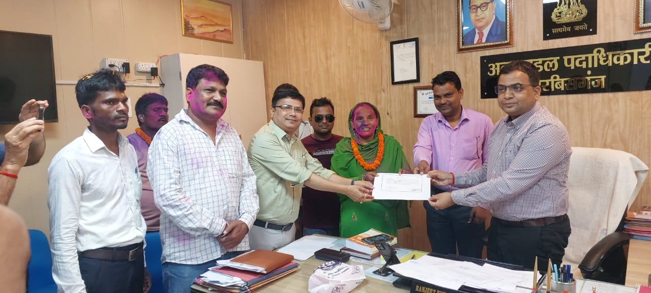 अररिया फोटो:सर्टिफिकेट लेती चुन्नी खातून अररिया फोटो:सर्टिफिकेट लेती चुन्नी खातून