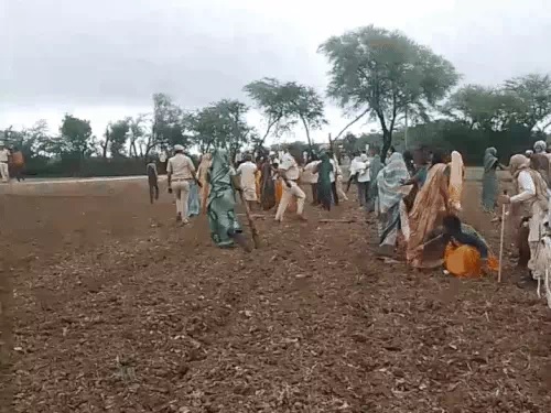 माैके पर जमा हुई भीड़।