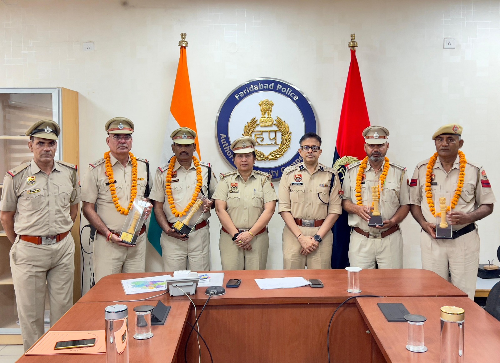 सेवानिवृत्त पुलिस कर्मचारियों को विदाई देते अधिकारीगण