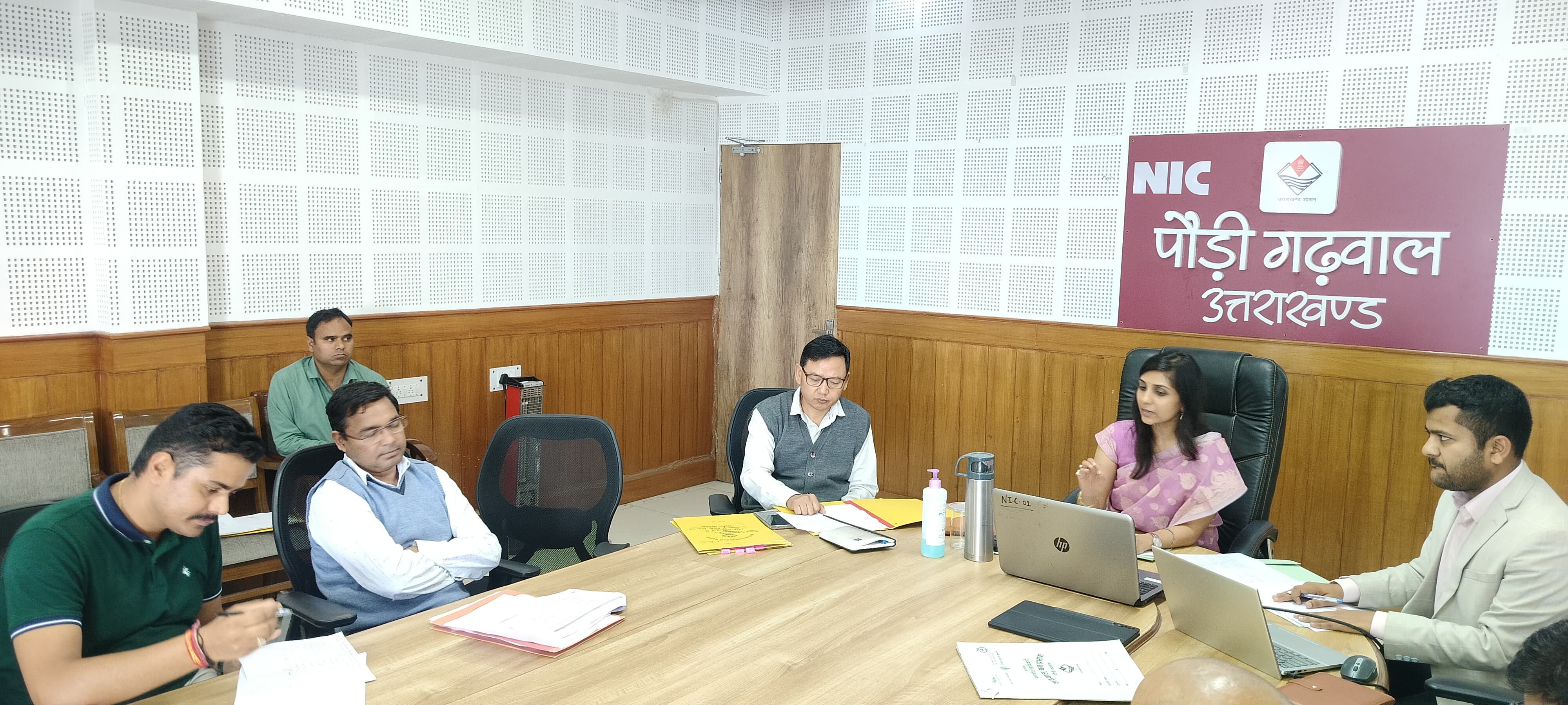 एनआईसी कक्ष में मानव वन्य जीव संघर्ष बढ़ती घटनाओं को लेकर अधिकारियों के साथ बैठक लेते जिलाधिकारी एनआईसी कक्ष में मानव वन्य जीव संघर्ष बढ़ती घटनाओं को लेकर अधिकारियों के साथ बैठक लेते जिलाधिकारी